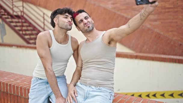 Dwóch Mężczyzn Para Uśmiecha Się Pewnie Zrobić Selfie Przez Smartfona — Wideo stockowe