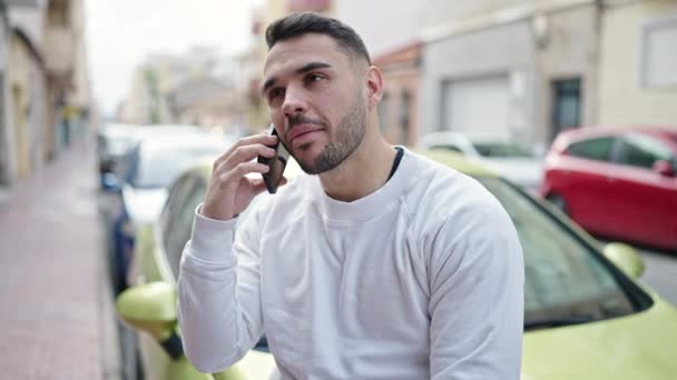 Ung Latinamerikansk Man Talar Smartphone Sitter Bilen Gatan — Stockvideo