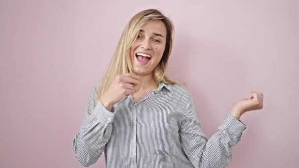 Wanita Pirang Muda Tersenyum Percaya Diri Menari Atas Latar Belakang — Stok Video