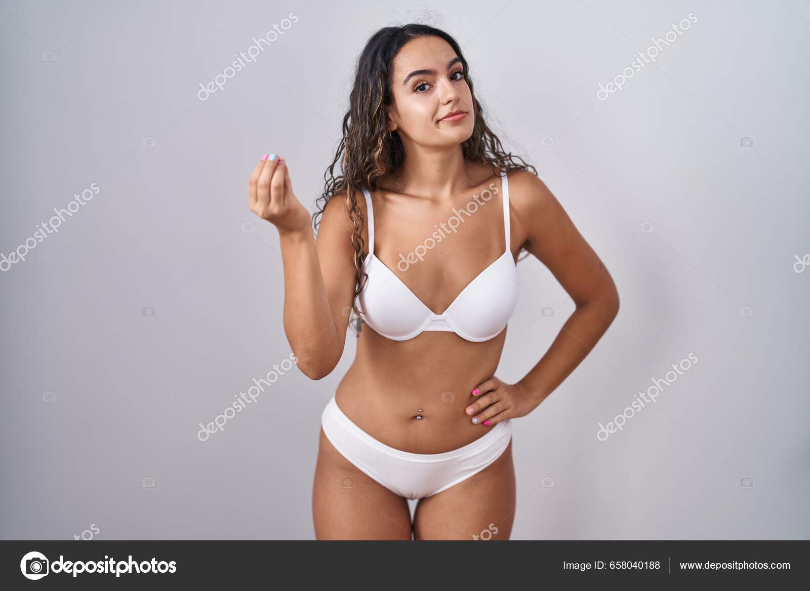 Ung Latinamerikansk Kvinna Bär Vita Underkläder Gör Italiensk Gest Med —  Stockfotografi © Krakenimages.com #658040188
