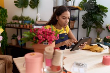 Çiçekçide dokunmatik ped kullanan Afrikalı Amerikalı genç bir çiçekçi.