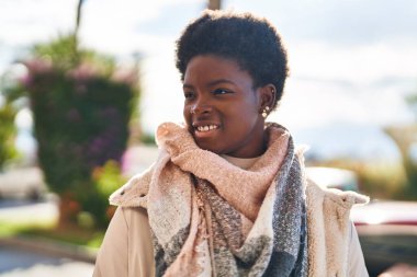 Sokakta kendine güvenen Afrikalı Amerikalı kadın gülümsüyor