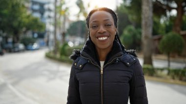 Sokakta kendine güvenen Afrikalı Amerikalı kadın gülümsüyor