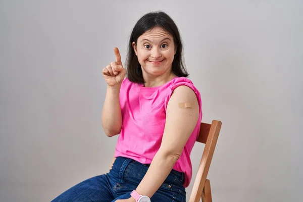 Kobieta Zespołem Downa Nosząca Opatrunek Zastrzyku Szczepionki Zaskoczona Pomysłem Lub — Zdjęcie stockowe