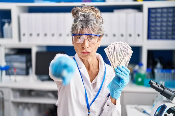 Mujer Mediana Edad Que Trabaja Laboratorio Científico Sosteniendo Dólares Señalando — Foto de Stock