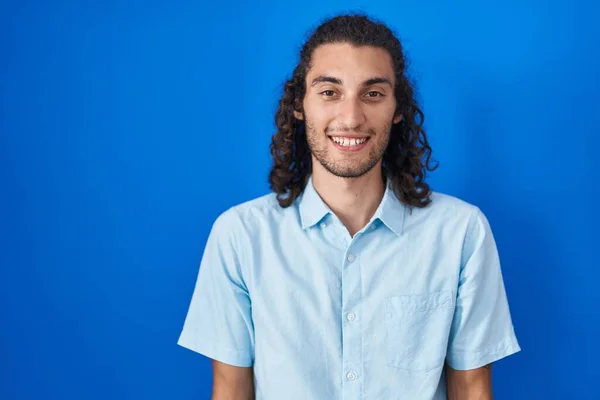 Mavi Arka Planda Duran Genç Spanyol Adam Gülümseyerek Gülümsüyor Dostça — Stok fotoğraf