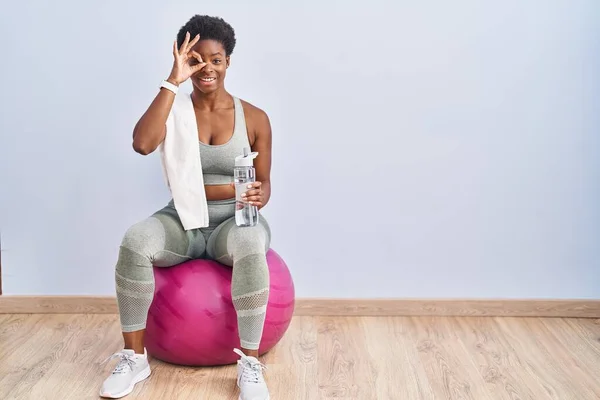 Afrikansk Amerikansk Kvinna Bär Sportkläder Sitter Pilates Boll Gör Gest — Stockfoto