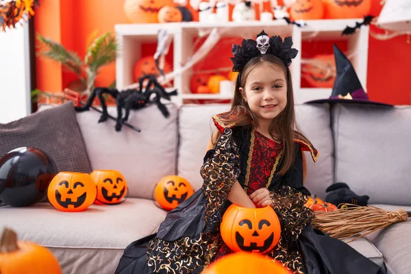 Schattige Latino Meisje Draagt Halloween Kostuum Met Snoep Van Pompoen — Stockfoto