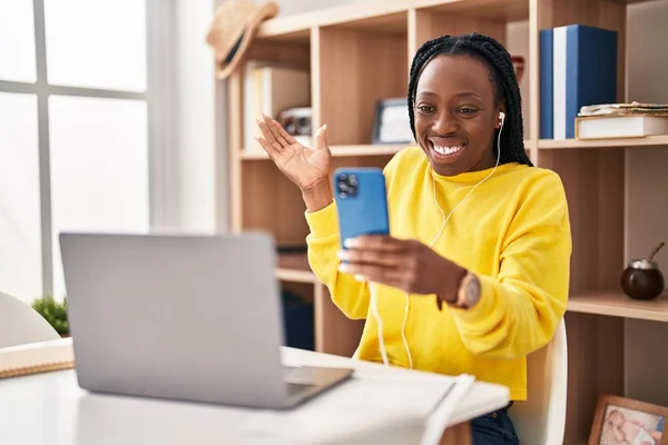 Beautiful Black Woman Doing Video Call Smartphone Screaming Proud Celebrating — Stock Photo, Image
