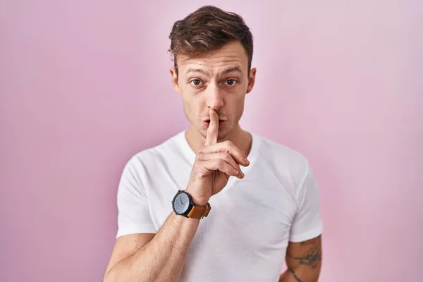 Caucasian Man Standing Pink Background Asking Quiet Finger Lips Silence — Stock Photo, Image