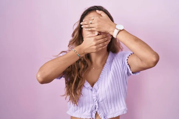 Young Hispanic Woman Standing Pink Background Covering Eyes Mouth Hands — Foto Stock