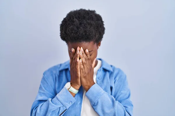 Αφροαμερικανή Γυναίκα Στέκεται Πάνω Από Μπλε Φόντο Θλιβερή Έκφραση Που — Φωτογραφία Αρχείου
