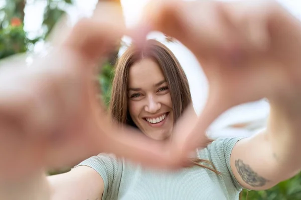 Νεαρή Όμορφη Γυναίκα Χαμογελά Αυτοπεποίθηση Κάνει Χειρονομία Καρδιάς Χέρια Στο — Φωτογραφία Αρχείου