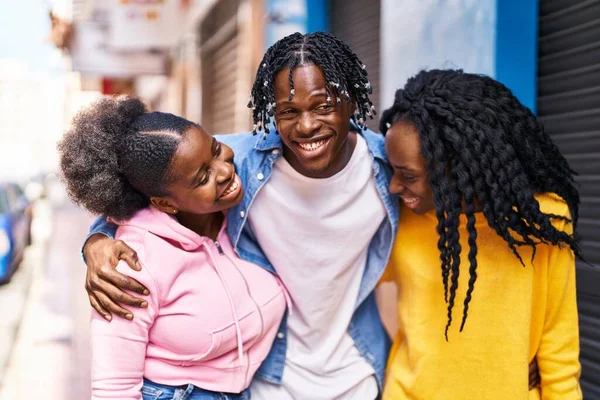 Afrykańscy Amerykańscy Przyjaciele Uśmiechający Się Pewnie Przytulając Się Ulicy — Zdjęcie stockowe