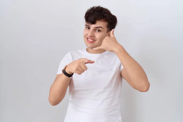 Joven Hombre Binario Vistiendo Casual Camiseta Blanca Sonriendo Haciendo Hablar — Foto de Stock