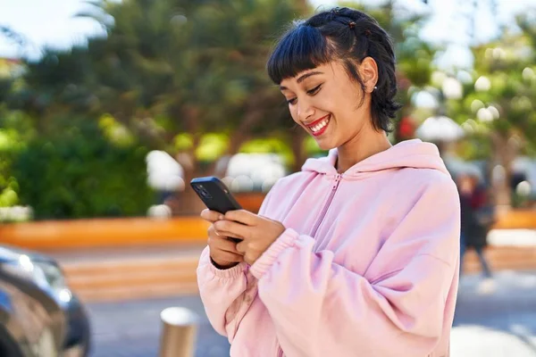 Junge Frau Lächelt Selbstbewusst Mit Smartphone Park — Stockfoto