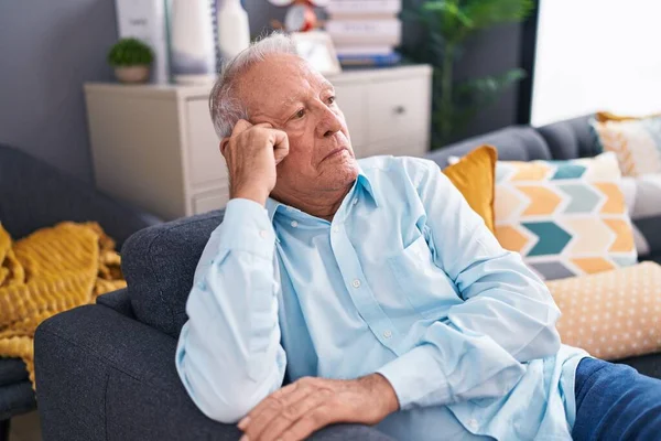 Hombre Pelo Gris Mediana Edad Sentado Sofá Con Expresión Seria — Foto de Stock