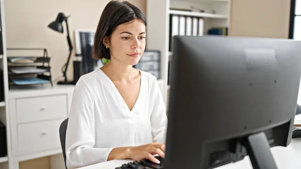 Ofiste Çalışan Genç Güzel Spanyol Bir Kadını Bilgisayar Kullanıyor — Stok fotoğraf