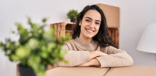 Молода Іспаномовна Жінка Посміхається Впевнено Спираючись Упаковку Новому Будинку — стокове фото