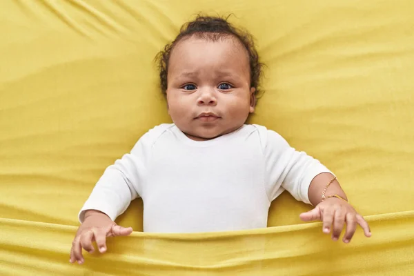 Bebé Afroamericano Relajándose Cama Dormitorio — Foto de Stock