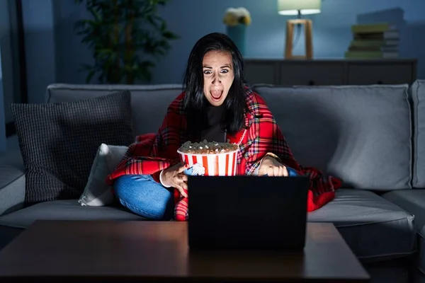 Hispanic Woman Eating Popcorn Watching Movie Sofa Angry Mad Screaming — Foto Stock