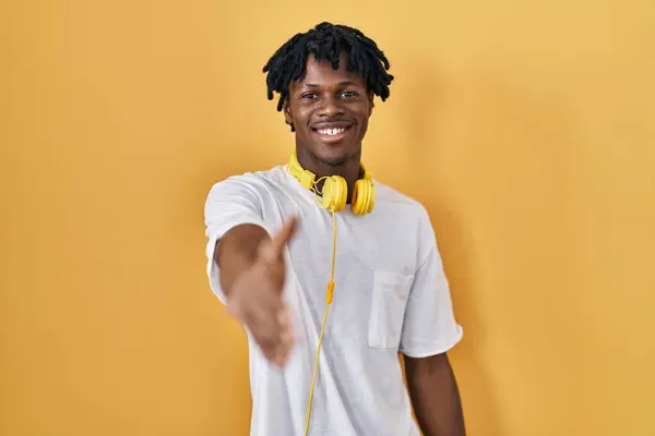 Joven Hombre Africano Con Rastas Pie Sobre Fondo Amarillo Sonriente — Foto de Stock