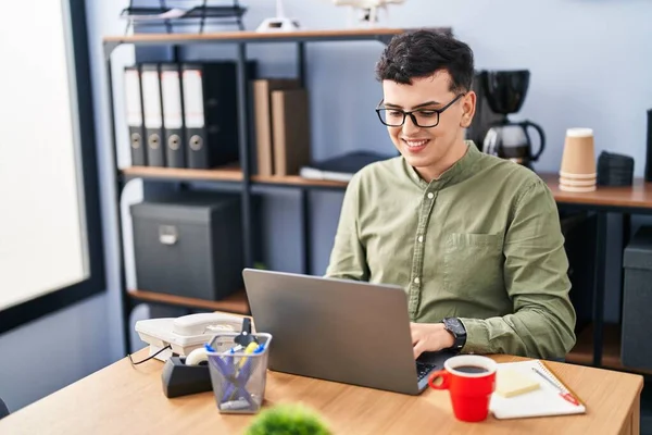 Young Non Binary Man Business Worker Using Laptop Working Office — Stock Photo, Image