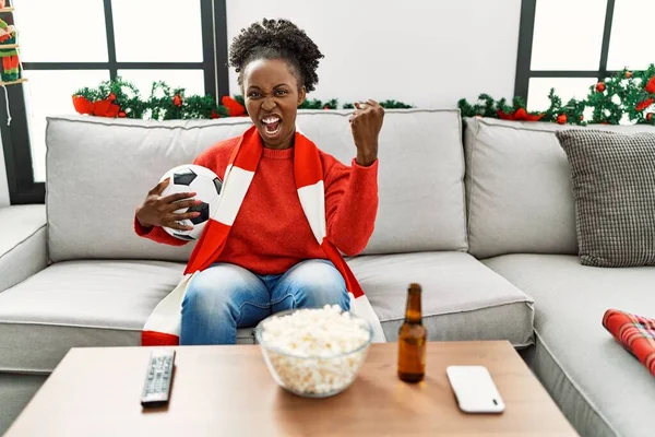 Afroamerikanerin Unterstützt Fußballmannschaft Hause Auf Sofa — Stockfoto