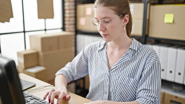 Junge Blonde Frau Commerce Business Mitarbeiter Mit Computer Arbeiten Büro — Stockfoto