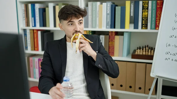 Młody Arabski Człowiek Student Jedzenie Banan Wody Pitnej Klasie Uniwersyteckiej — Zdjęcie stockowe
