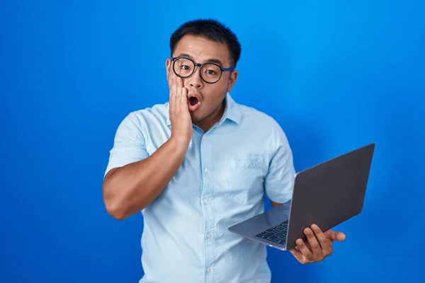 Giovane Cinese Utilizzando Computer Portatile Spaventato Scioccato Sorpresa Stupito Espressione — Foto Stock