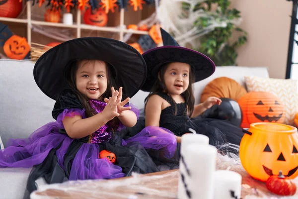 Roztomilé Dvojčata Dívky Halloween Party Tleskání Rukou Doma — Stock fotografie