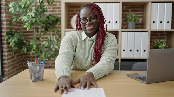 Африканская Женщина Плетеными Волосами Подписывает Документ Офисе — стоковое фото