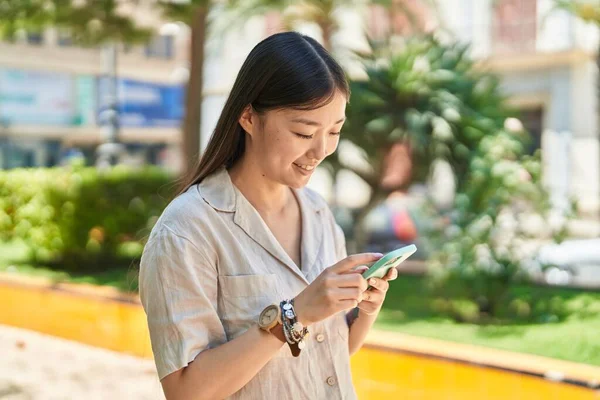 Parkta Akıllı Telefon Kullanan Kendine Güvenen Çinli Bir Kadın — Stok fotoğraf