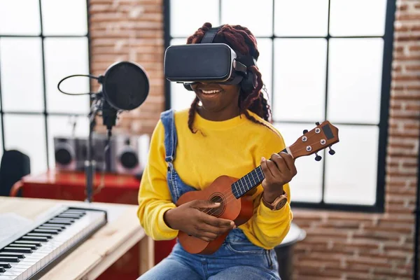 African American Woman Musician Playing Ukulele Using Virtual Reality Glasses — Stock Photo, Image