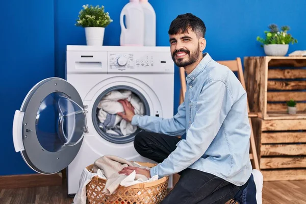 Ung Latinamerikansk Man Ler Självsäker Tvätt Kläder Tvättstuga — Stockfoto