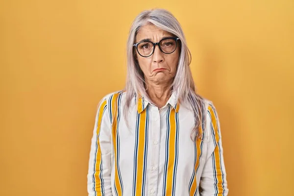Sarı Arka Planda Duran Gri Saçlı Gözlüklü Sıkıntılı Sinirli Korkmuş — Stok fotoğraf