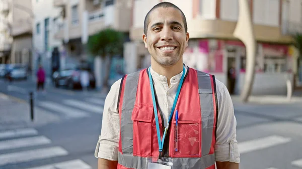 Junger Hispanischer Mann Lächelt Mit Weste Auf Der Straße — Stockfoto