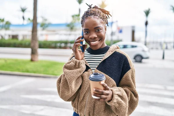 Africano Americano Mulher Falando Smartphone Beber Café Rua — Fotografia de Stock