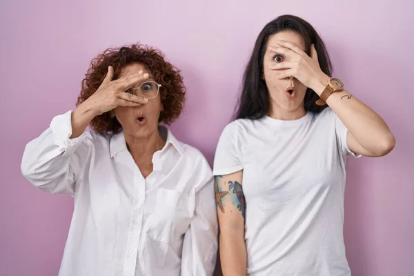 스페인 사람들의 어머니와 티셔츠 손가락을 보면서 표정으로 손가락을 바라본다 — 스톡 사진