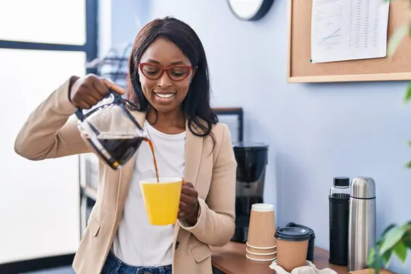 Trabajadora Negocios Afroamericana Joven Bebiendo Café Oficina —  Fotos de Stock