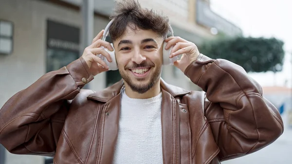 Jovem Árabe Homem Sorrindo Confiante Ouvir Música Rua — Fotografia de Stock