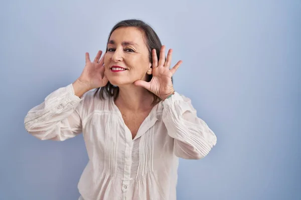 Middle Age Hispanic Woman Standing Blue Background Trying Hear Both — 图库照片