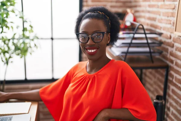 Afroamerikansk Kvinna Affärsarbetare Med Bärbar Dator Som Arbetar Kontoret — Stockfoto