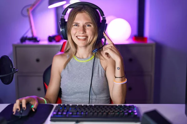 Blonde Caucasian Woman Playing Video Games Headphones Smiling Happy Pointing — Stock Photo, Image
