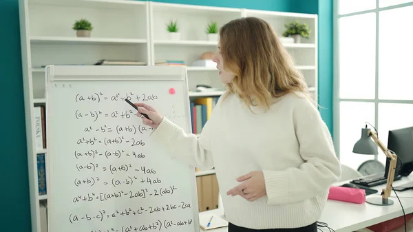 Młoda Blondynka Nauczyciel Wyjaśniający Ćwiczenia Matematyczne Klasie Uniwersyteckiej — Zdjęcie stockowe