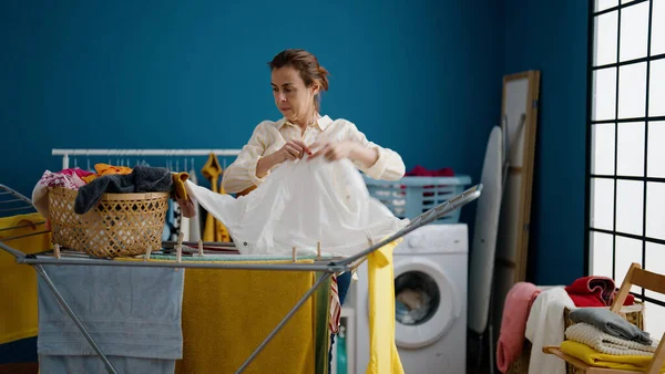 Mujer Hispana Mediana Edad Colgando Ropa Tendedero Lavandería — Foto de Stock