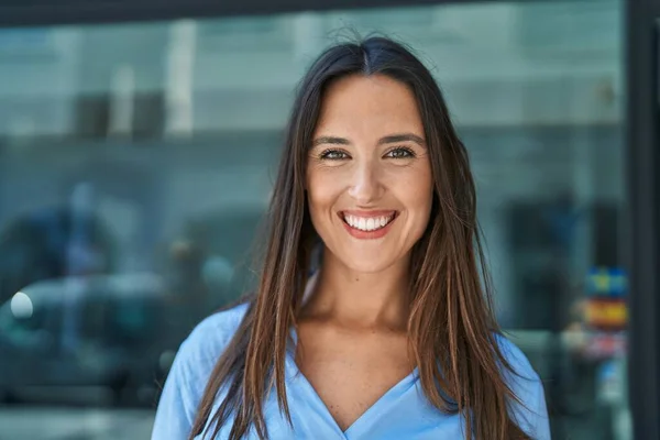 Ung Smuk Spansktalende Kvinde Smilende Selvsikker Stående Gaden - Stock-foto