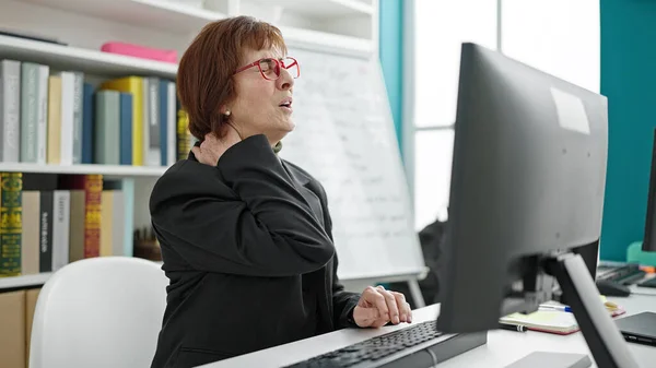 Mature Hispanic Woman University Teacher Using Computer Neck Ache Library — Stock Photo, Image