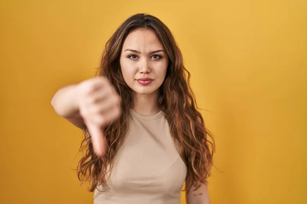 Young Hispanic Woman Standing Yellow Background Looking Unhappy Angry Showing — Zdjęcie stockowe